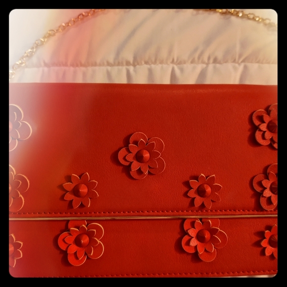 NWT Red floral handbag. - Picture 4 of 6